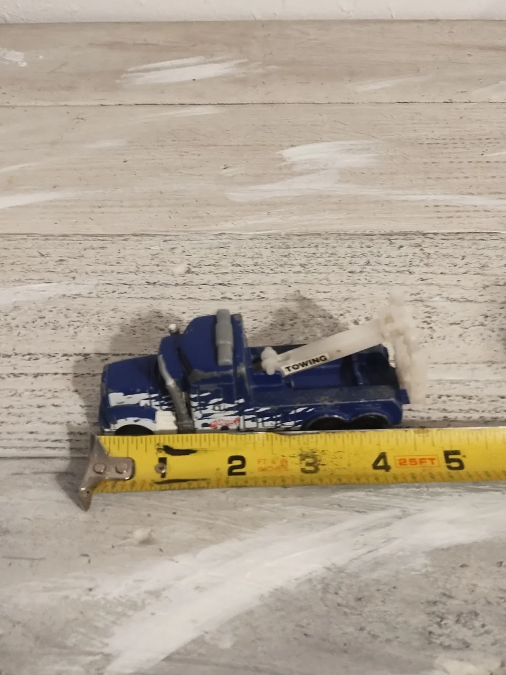 Vintage 1998 hot Wheels heavy duty tow truck diecast some scratches